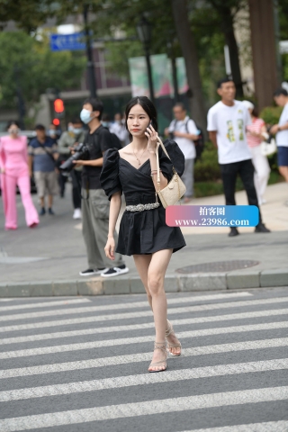 街拍黑色裙M足小姐姐