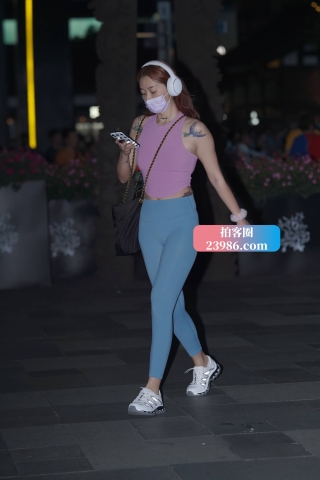 紧身瑜伽裤美眉