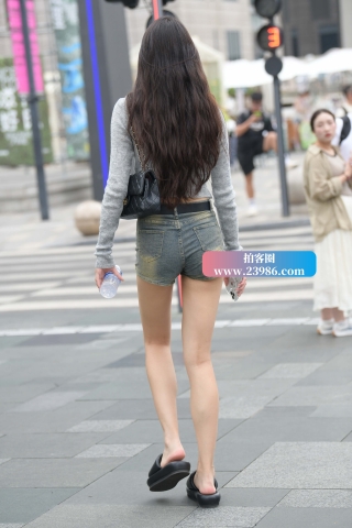 街拍小清新热裤MM