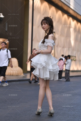 成熟的白裙美腿美女