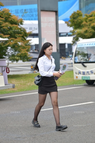 白衬衫黑丝女孩儿