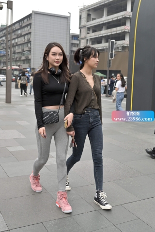 街拍粉色运动鞋弹力裤美眉