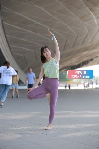 紫色紧身裤眼镜妹