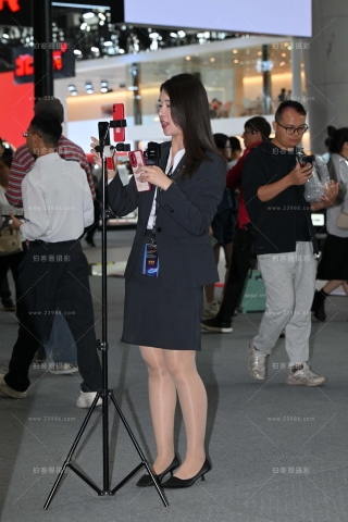 在认真做直播de小姐姐