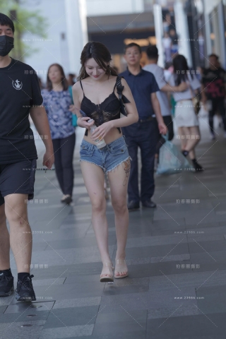 街拍热裤小蛮腰美腿美女