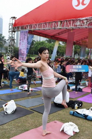 练习瑜伽的气质美女