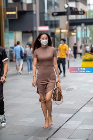 提着名牌包包的美女迎面走来了~