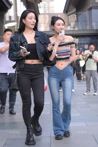 爱笑的牛仔裤小姐姐