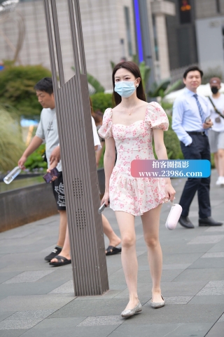 夏日里清新的碎花裙小姐姐