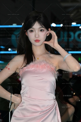 甜美粉色裙女孩（小面包）