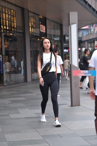 街拍黑色瑜伽裤美眉