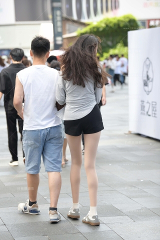 街拍苗条光滑丝腿小女友