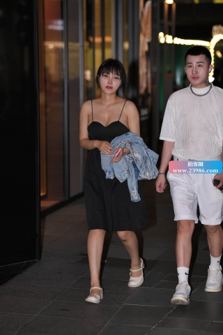 黑色吊带裙美眉