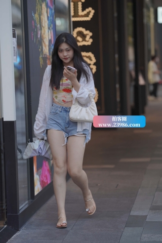 牛仔热裤小姐姐