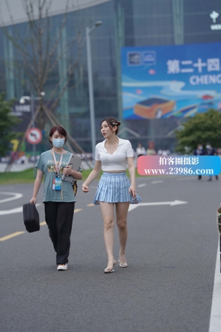 淡蓝色短裙大长腿姐姐~