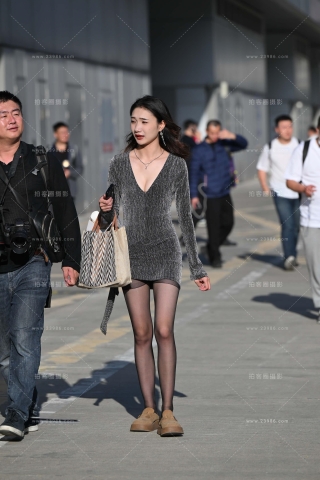 魅力黑色丝短裙小姐姐