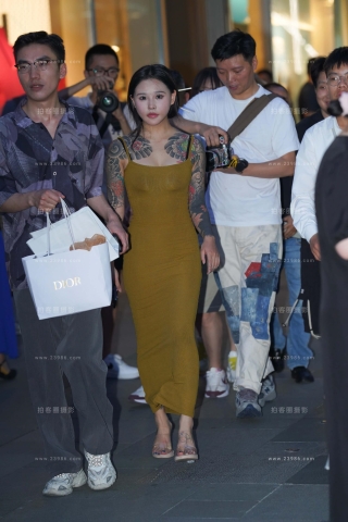 夜拍吊带长裙纹身美女