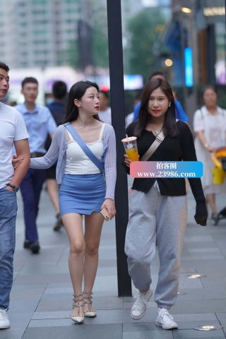 街拍蓝色短裙女友