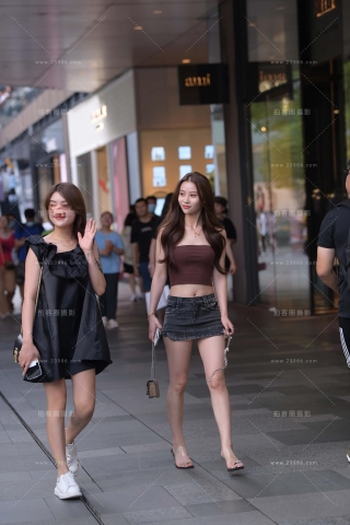 街拍牛仔超短裙美腿小姐姐