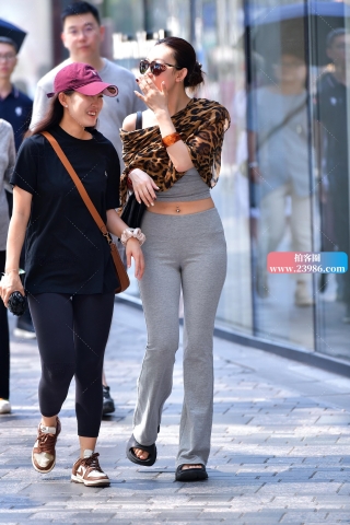 ★美甲太阳镜紧身裤美女