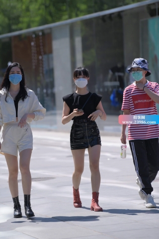 街拍青春马尾辫小姐姐