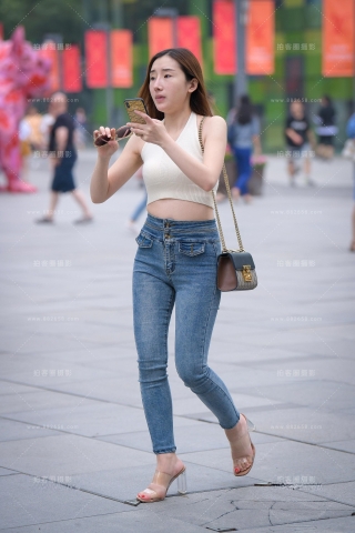 【街拍之魂赛帖】清新紧致蓝色牛仔裤