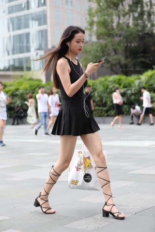 街拍长腿气质美女