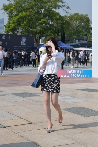 美腿银白色高跟，白衬衫美女