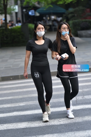 街拍微胖的紧身女孩