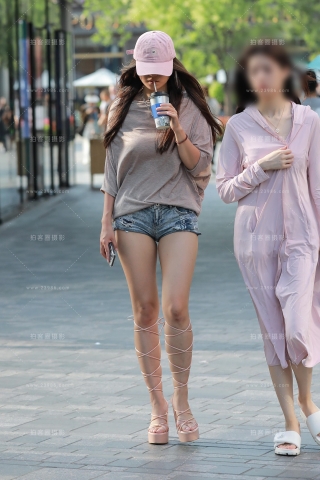 热裤长腿小姐姐