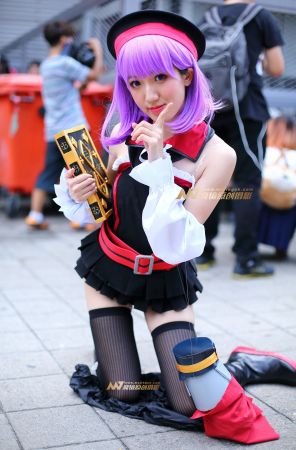 手捧魔法书的少女cosplay