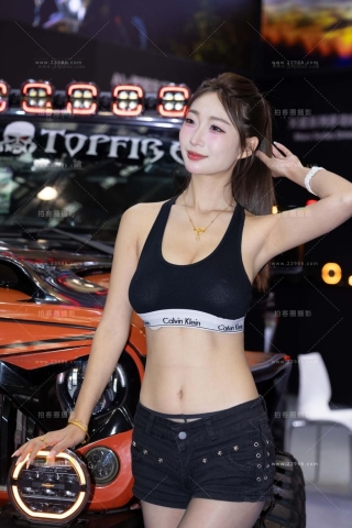 黑色热裤美女车模