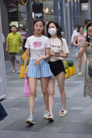 街拍黑色热裤小清新美眉