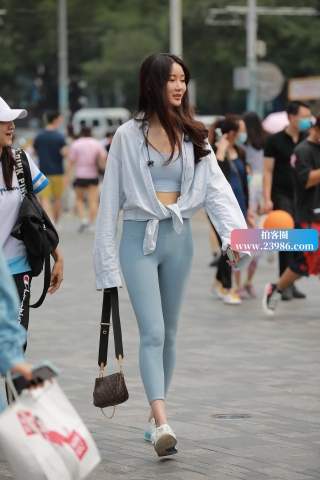 街拍蓝色瑜伽裤女孩