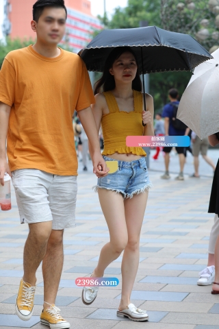 【视觉冲击赛贴】怕晒的热裤白皙女友