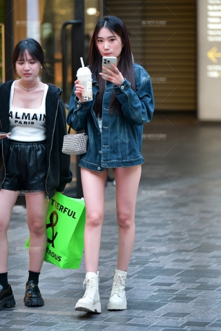 ★苗条牛仔热裤美女