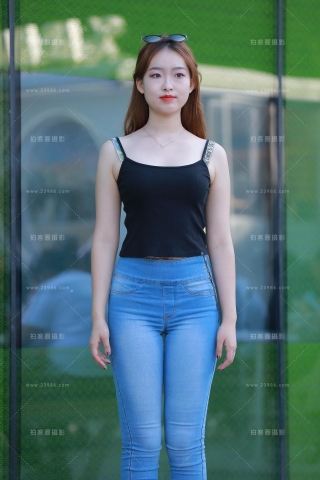 【玻璃街拍】性感紧身牛仔裤学妹