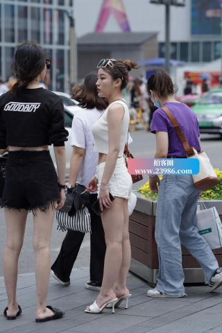 街拍白短热牛小妞