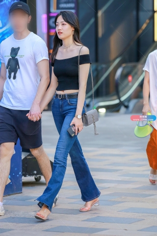 蓝色牛仔裤女友