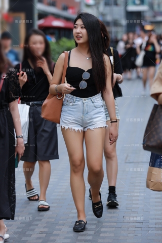 【小默赛帖】第1386篇★甜甜的热裤美女★