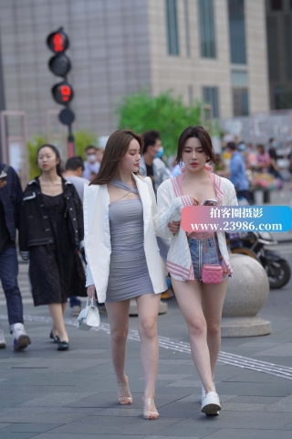 街拍性感白皙姐妹