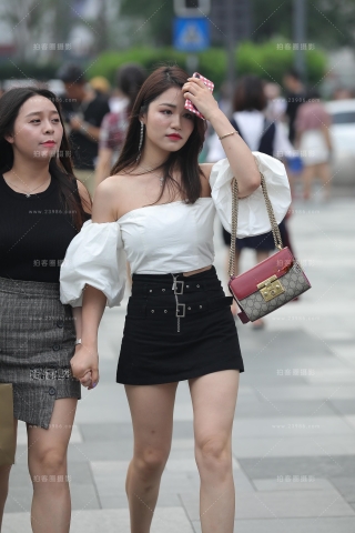 抹胸短裙小美眉