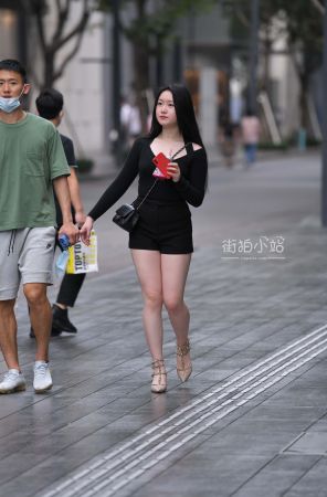 抓拍气质大白腿女友