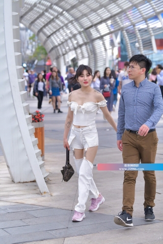 街拍热裤低胸装美眉