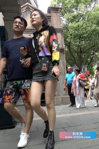 4K  - 街拍极品美腿牛仔裙美眉 [1.58 GB/MP4]（视频版）