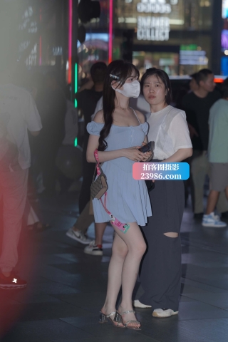 抓拍挤公交的蓝裙小妹