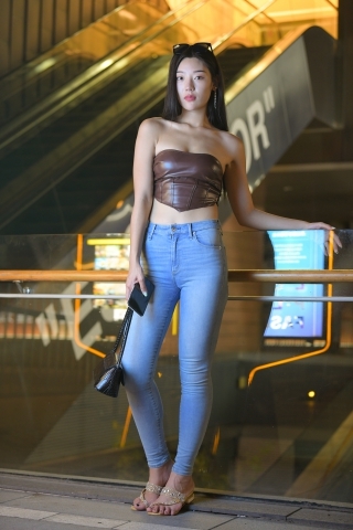 夜拍蓝色牛仔裤美女【原图+视频】