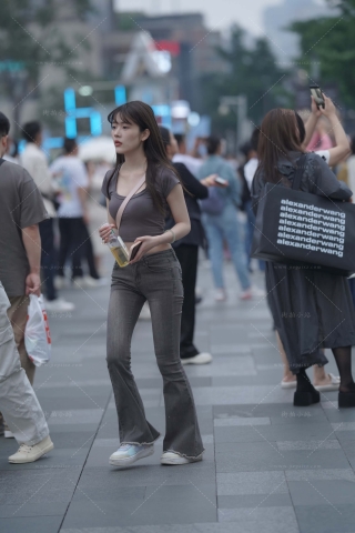 街拍灰色牛仔裤小姐姐