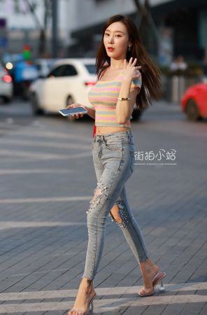 纤细苗条的破洞牛仔美女