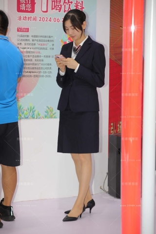 银行经理工作之余rou丝高跟脱鞋挑鞋